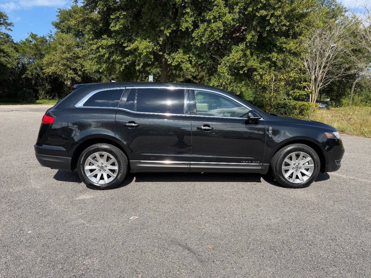 Used 2015 Lincoln MKT AWD image 7
