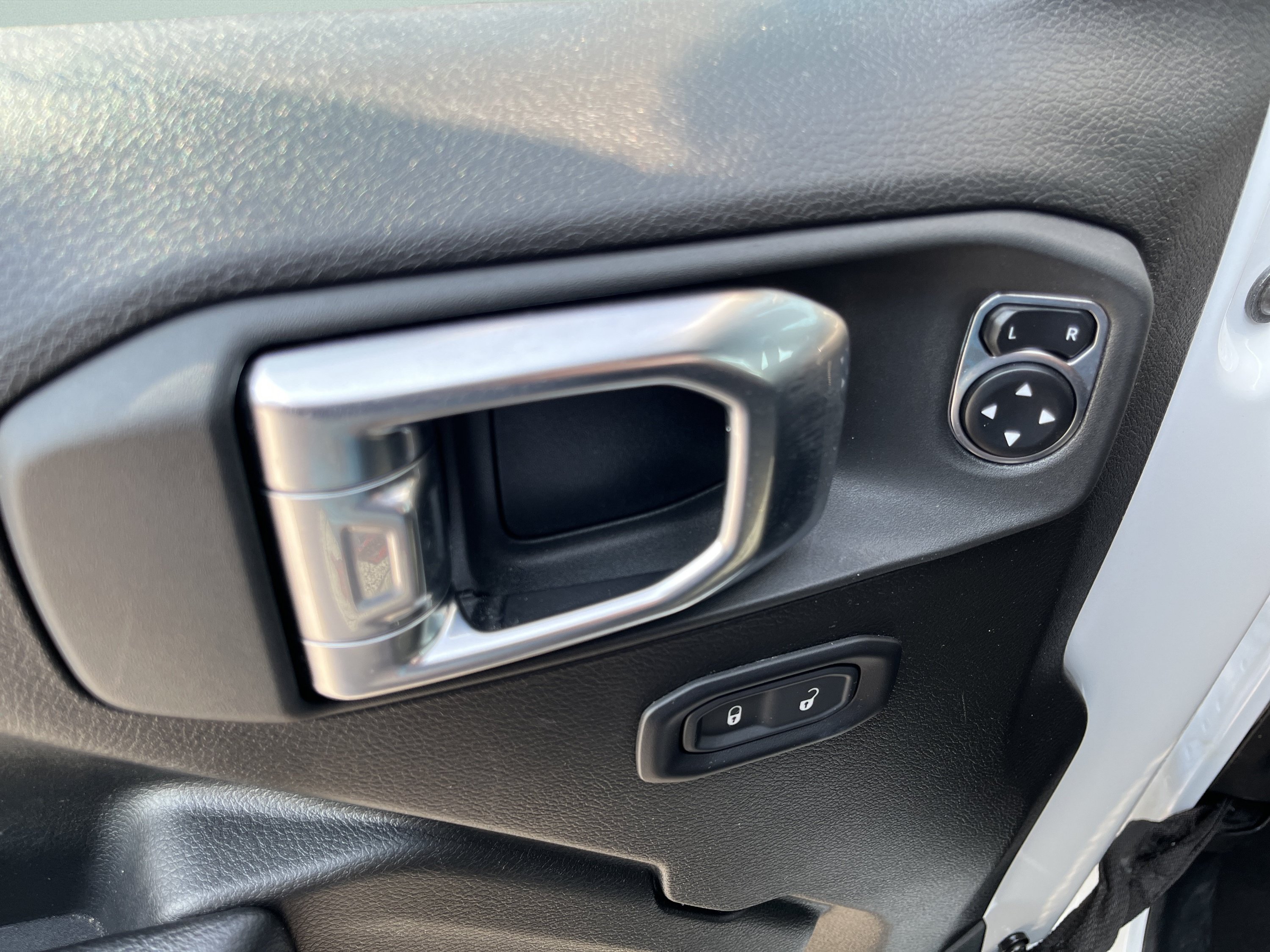 Used 2025 Jeep Wrangler Sport AWD/4WD image 18