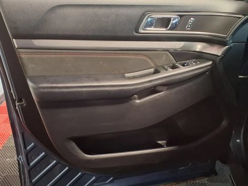 Used 2018 Ford Explorer XLT w/ Equipment Group 202A AWD/4WD image 17