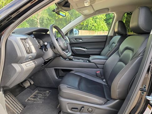 Used 2025 Nissan Pathfinder SL AWD/4WD image 9