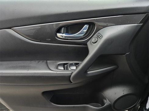 Used 2020 Nissan Rogue SV image 19