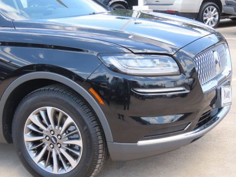 Used 2023 Lincoln Nautilus FWD w/ Premium Package image 5