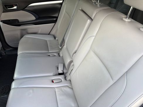 Used 2019 Toyota Highlander XLE AWD/4WD image 11
