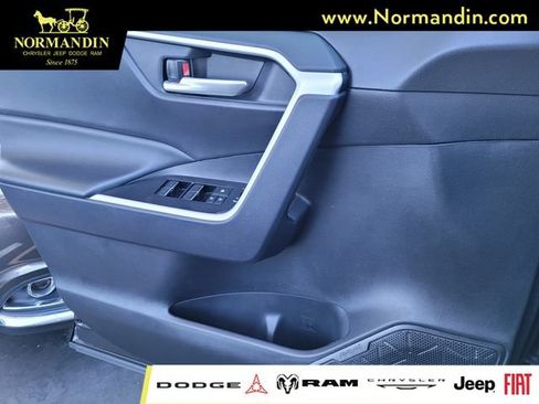 Used 2025 Toyota RAV4 XLE FWD image 15