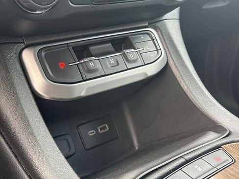 Used 2023 GMC Acadia SLE w/ Driver Convenience Package image 19