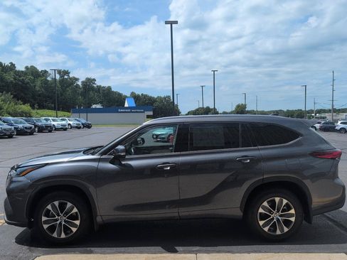 Used 2021 Toyota Highlander XLE AWD/4WD image 5