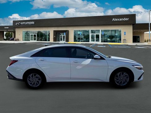 New 2026 Hyundai Elantra Hybrid image 9