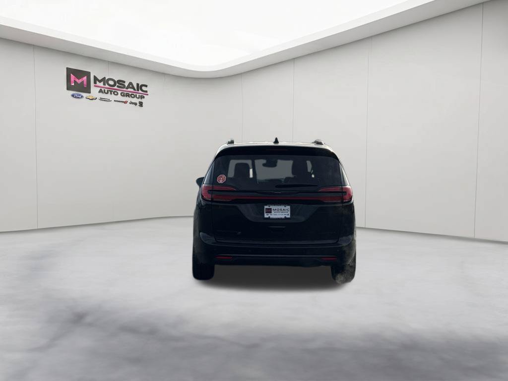 Used 2025 Chrysler Pacifica Limited FWD image 6