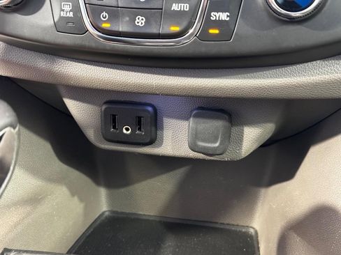 Used 2021 Chevrolet Traverse LT image 22