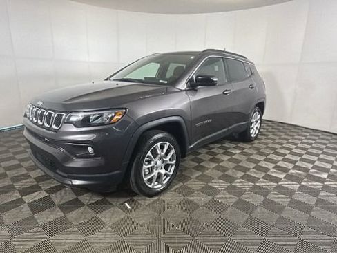Used 2024 Jeep Compass Latitude w/ Sun and Sound Group AWD/4WD image 7