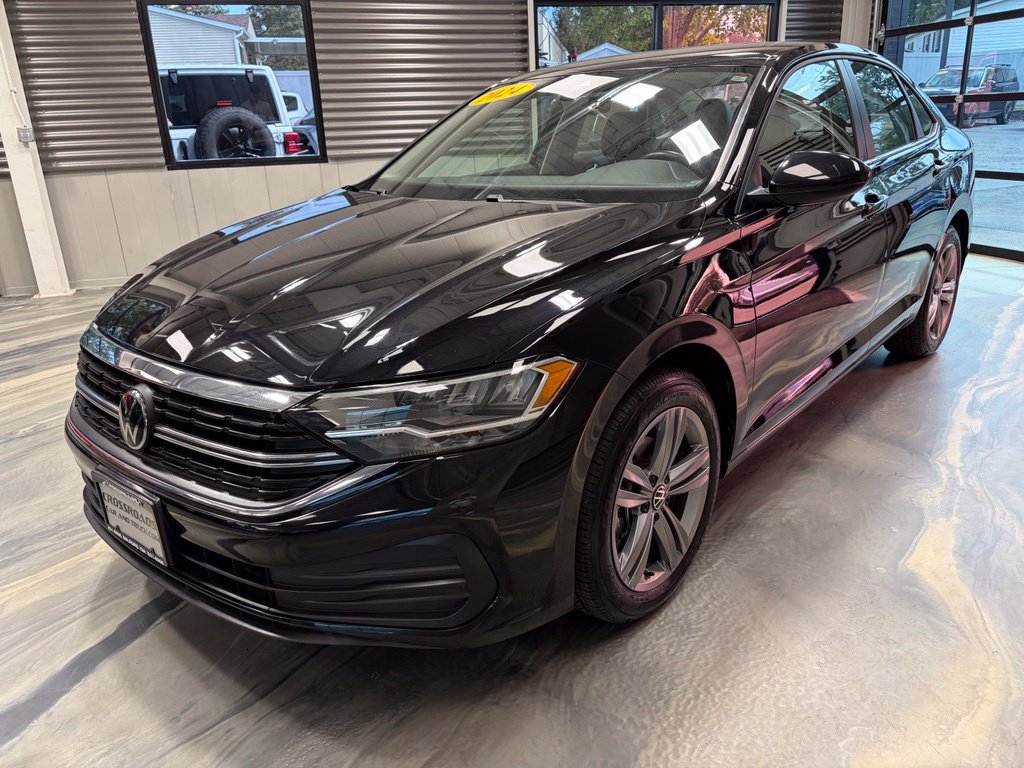 Used 2024 Volkswagen Jetta SE FWD image 3