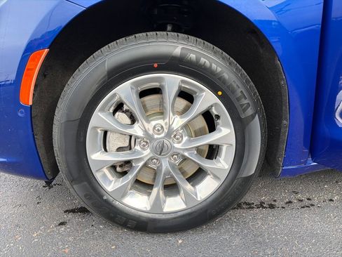 Used 2021 Chrysler Pacifica Touring-L w/ Uconnect Theater Family Group image 28