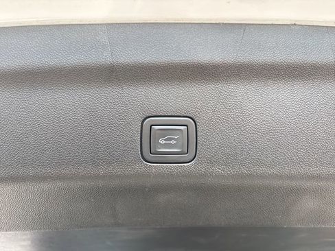 Used 2023 Chevrolet Suburban Premier image 31