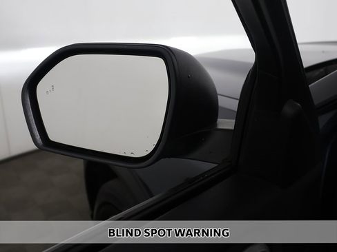 Used 2022 Ford Explorer XLT image 3