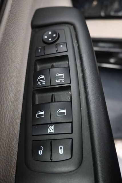 Used 2024 Chrysler Pacifica Touring-L FWD image 12