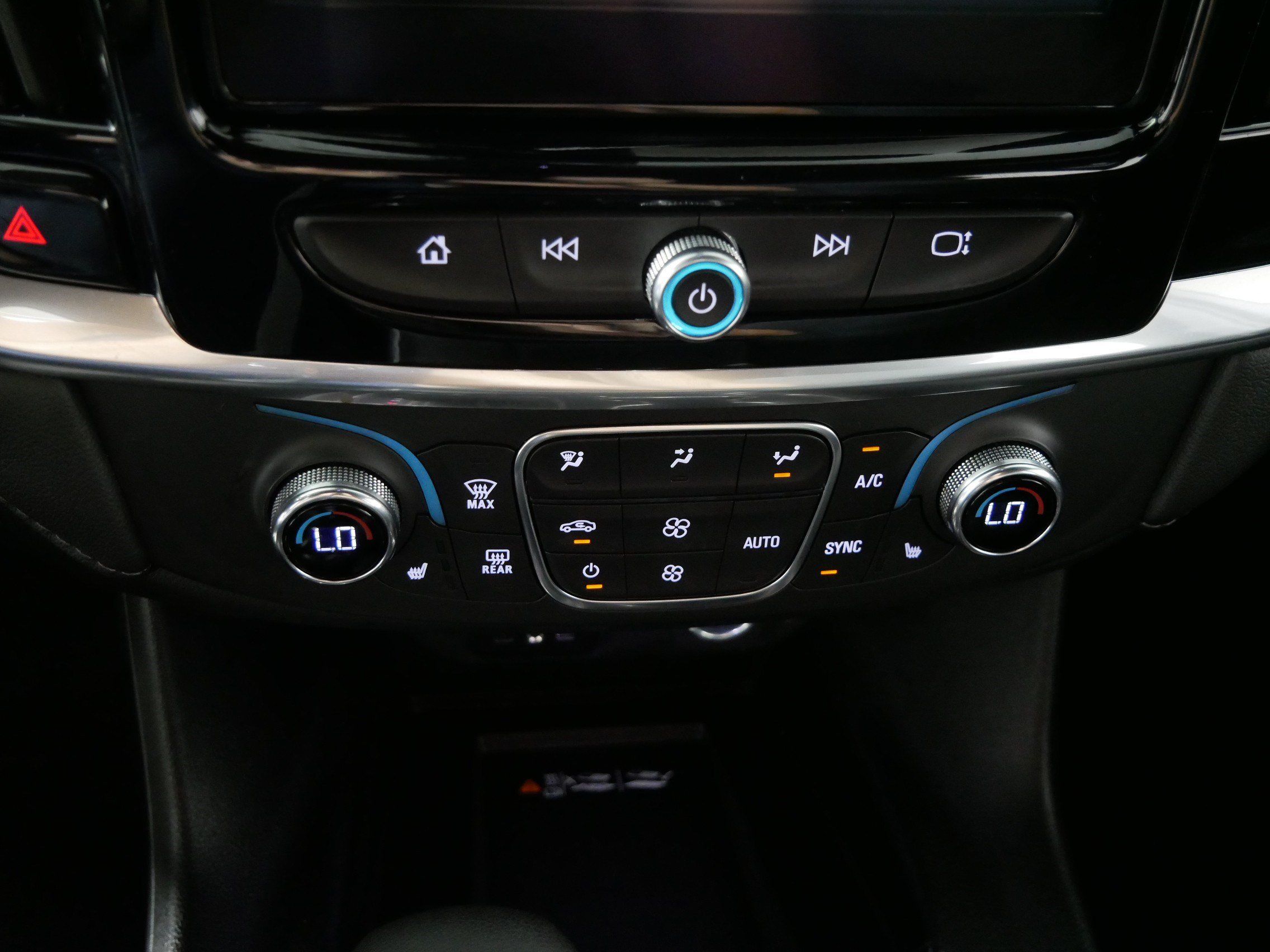 Used 2023 Chevrolet Traverse LT FWD image 23