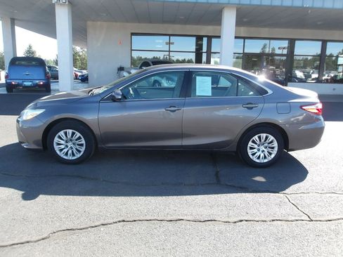 Used 2015 Toyota Camry LE FWD image 2