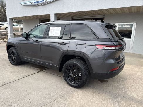 Used 2024 Jeep Grand Cherokee Altitude RWD image 3