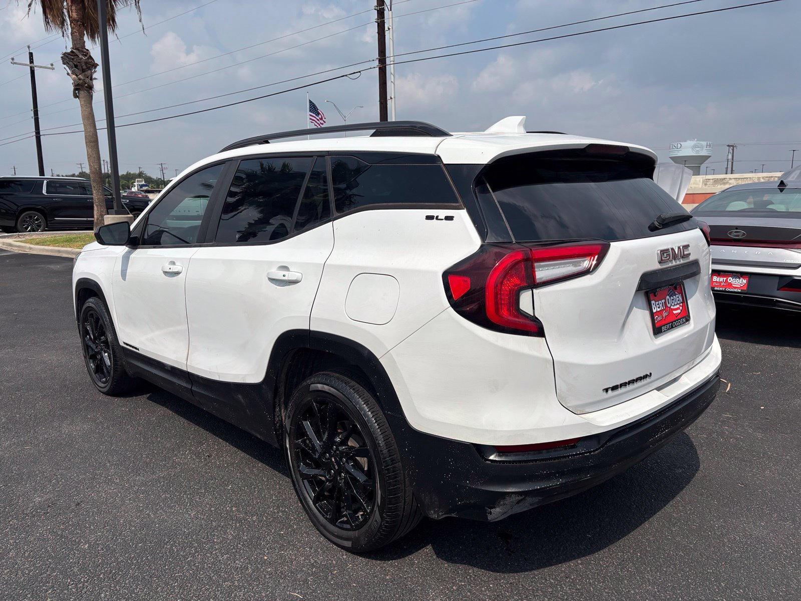 Used 2024 GMC Terrain SLE w/ Driver Convenience Package FWD image 4