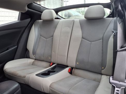 Used 2013 Hyundai Veloster w/ Style Pkg image 9