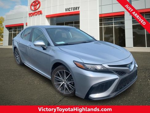 Used 2022 Toyota Camry SE w/ Cold Weather Package FWD image 1