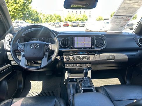 Used 2022 Toyota Tacoma TRD Off-Road w/ TRD Premium Off Road Package AWD/4WD image 13