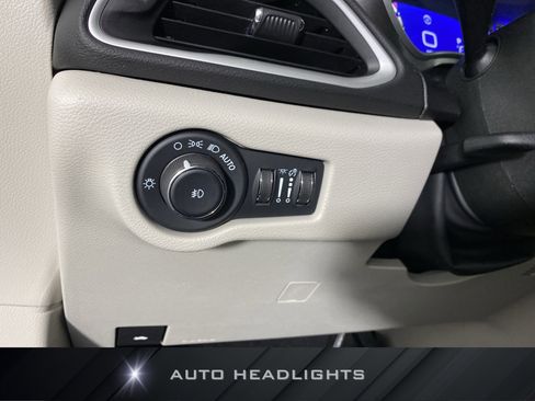 Used 2024 Chrysler Pacifica Touring-L image 24