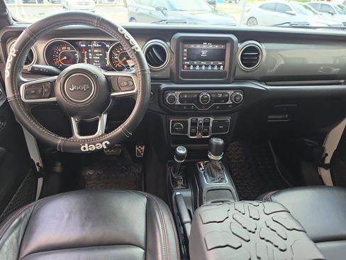 Used 2019 Jeep Wrangler Unlimited Sahara AWD/4WD image 14