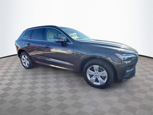 Used 2022 Volvo XC60 B5 Momentum image 9