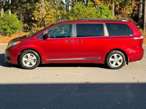 Used 2016 Toyota Sienna LE image 9
