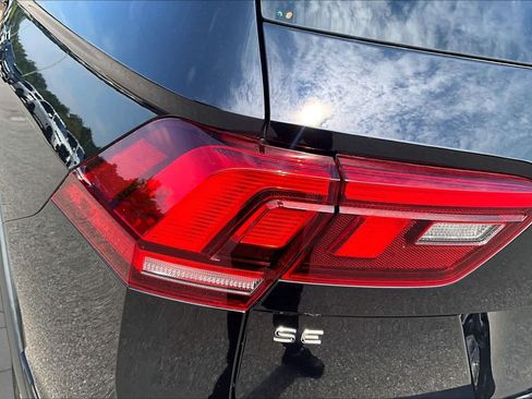 Used 2022 Volkswagen Tiguan SE R-Line AWD/4WD image 30