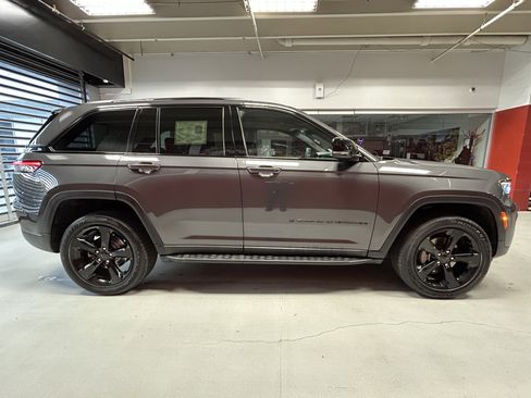 Certified 2024 Jeep Grand Cherokee Altitude AWD/4WD image 13