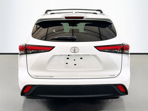 Used 2023 Toyota Highlander XLE image 5