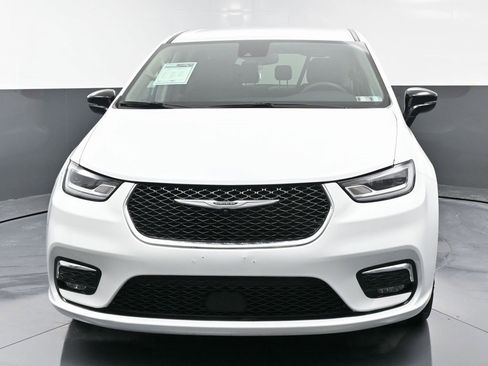 Used 2024 Chrysler Pacifica Touring-L image 5