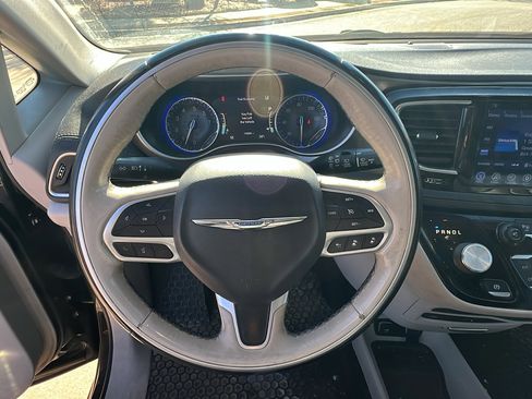 Used 2017 Chrysler Pacifica Limited image 27