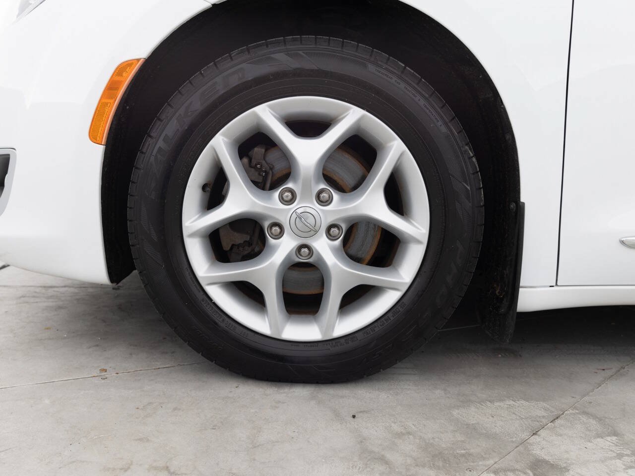 Used 2017 Chrysler Pacifica Touring-L w/ Tire & Wheel Group FWD image 17