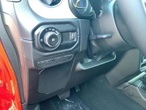 Used 2025 Jeep Wrangler Sahara image 12