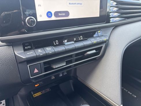 Used 2025 Toyota Camry SE image 28