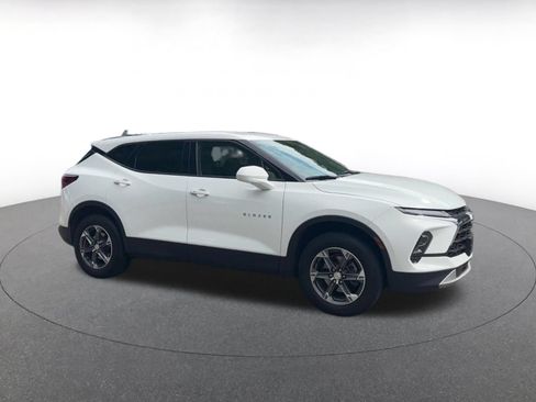 Used 2025 Chevrolet Blazer LT FWD image 2