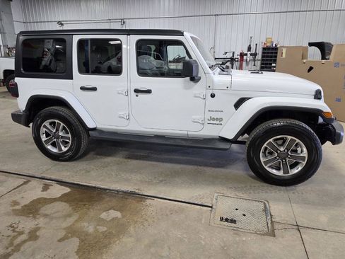 Used 2018 Jeep Wrangler Unlimited Sahara AWD/4WD image 9