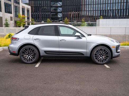 Certified 2024 Porsche Macan AWD/4WD image 8