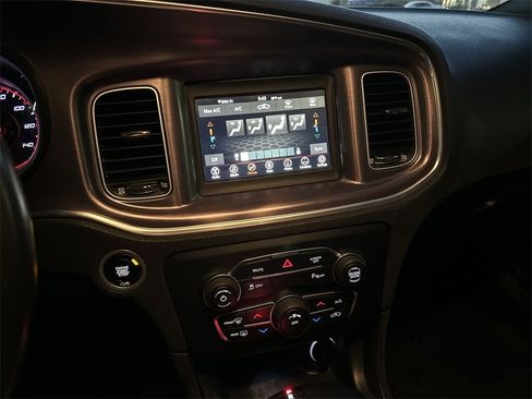 Used 2018 Dodge Charger SXT image 18