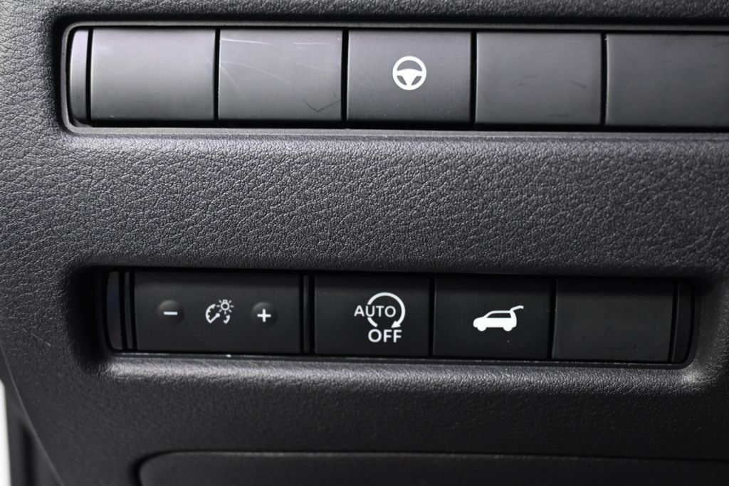 Used 2025 Nissan Rogue Platinum FWD image 25