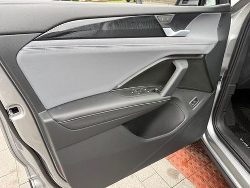 New 2026 Volkswagen Tiguan SE FWD image 8