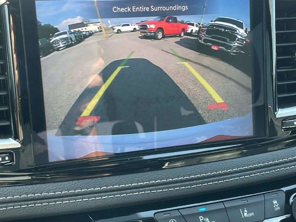 Used 2025 Chrysler Pacifica Limited FWD image 48