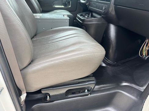 Used 2010 Chevrolet Express 1500 RWD image 21