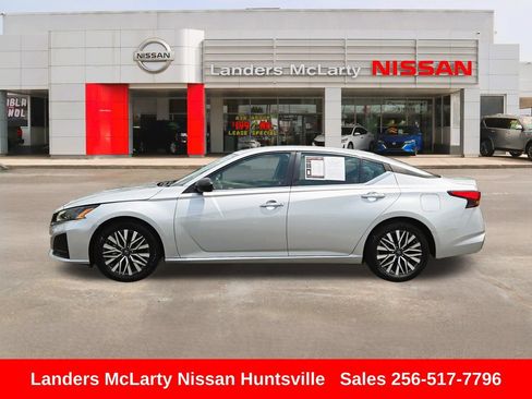Used 2024 Nissan Altima 2.5 SV FWD image 8