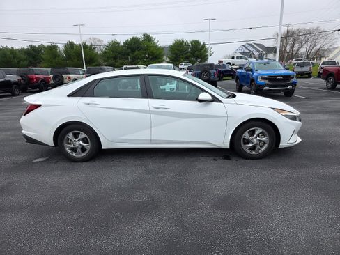 Used 2023 Hyundai Elantra SE image 4