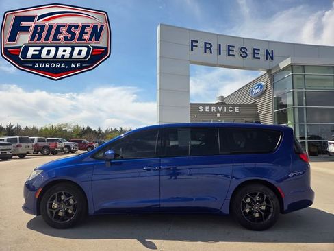 Used 2018 Chrysler Pacifica Touring Plus w/ S Appearance Package FWD image 4