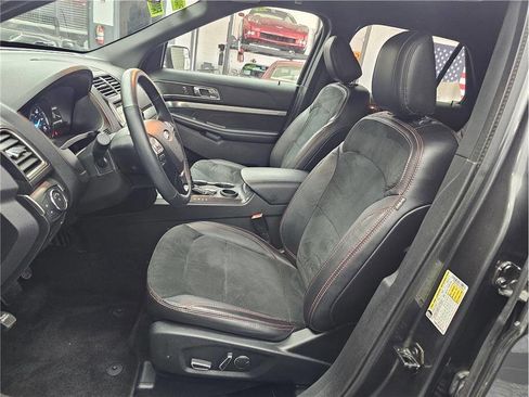 Used 2018 Ford Explorer XLT w/ Equipment Group 202A FWD image 9